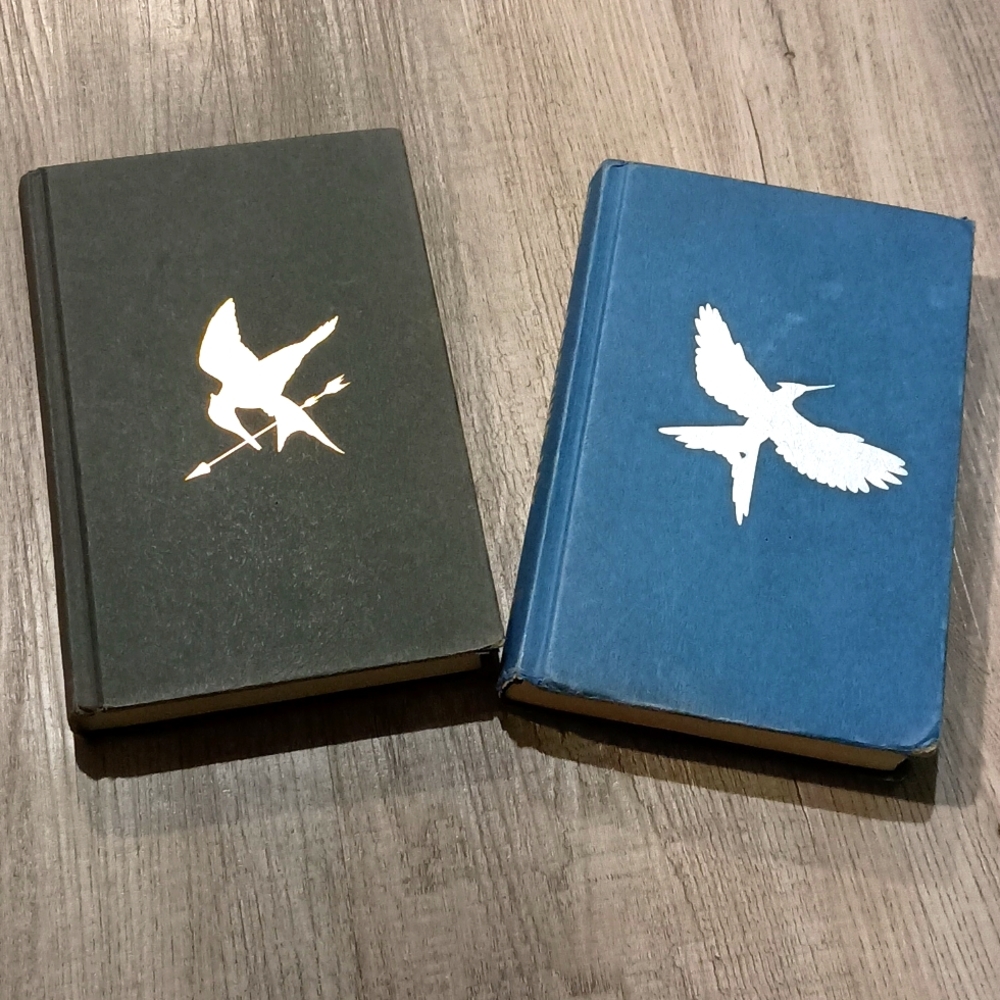 Suzanne Collins book bundle Mockingjay and The hunger games